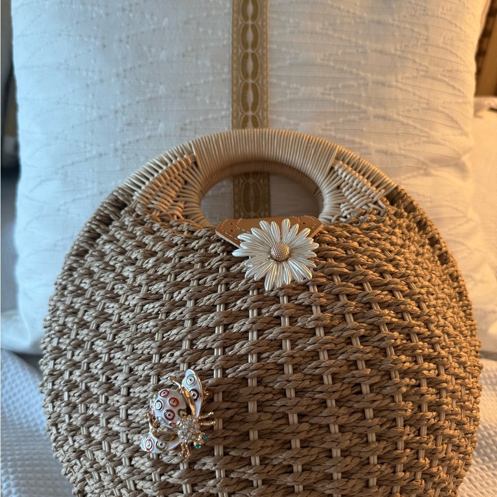 Elegant beige Woven straw bag with 🌼 daisy and bumble bee 🐝 broaches. - Picture 9 of 11